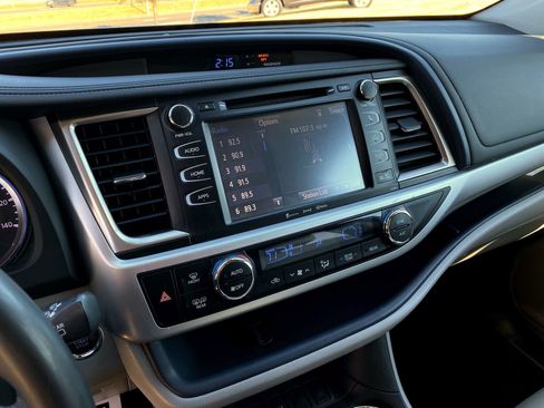 Used 2019 Toyota Highlander XLE image 15