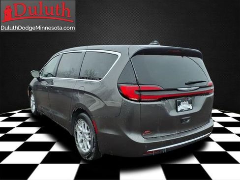 Used 2023 Chrysler Pacifica Touring-L image 3