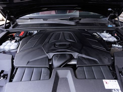 Certified 2024 Porsche Cayenne AWD/4WD image 36