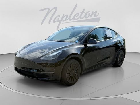 Used 2024 Tesla Model Y Long Range AWD/4WD image 1