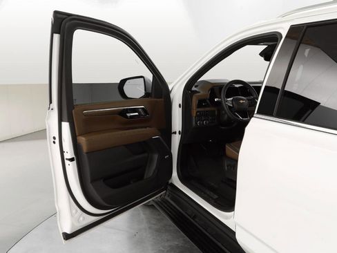 Used 2025 Chevrolet Suburban High Country image 12