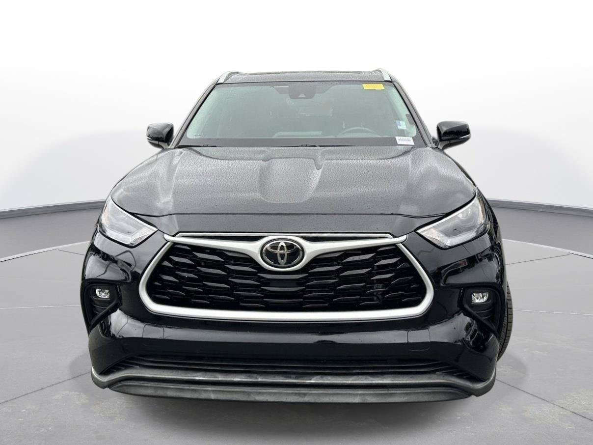 Used 2024 Toyota Highlander XLE AWD/4WD image 3