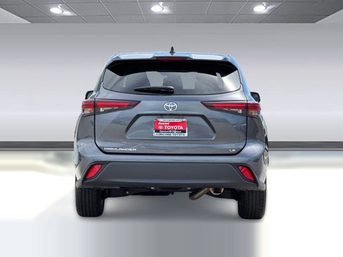Used 2025 Toyota Highlander LE FWD image 9