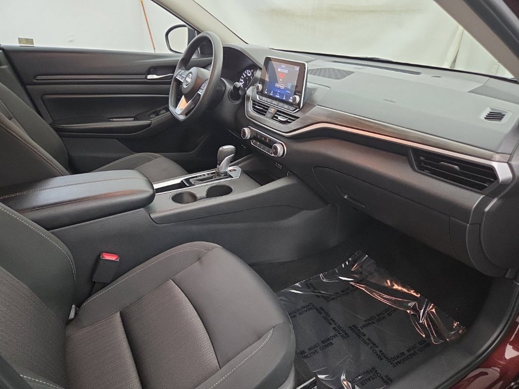 Used 2025 Nissan Altima 2.5 SV FWD image 12