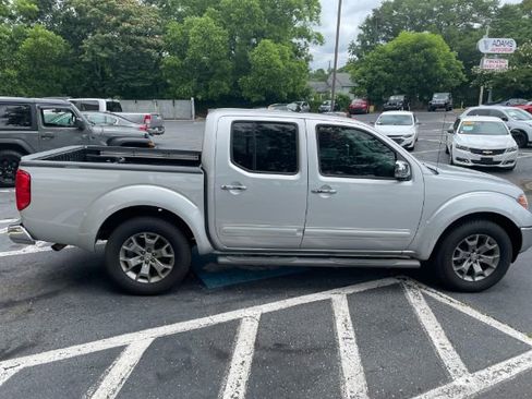 Used 2019 Nissan Frontier SL image 2