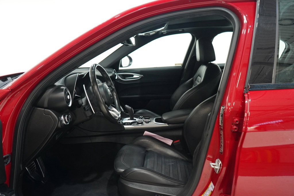 Used 2022 Alfa Romeo Giulia Veloce RWD image 13