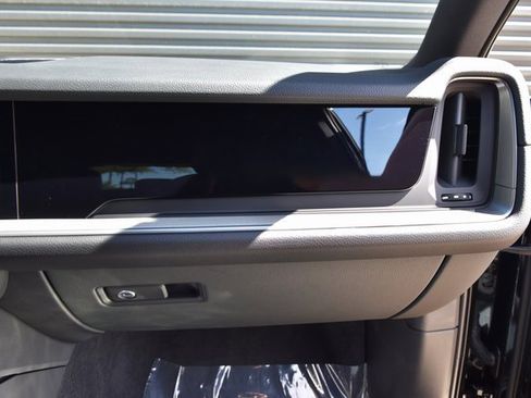 Certified 2025 Porsche Cayenne Coupe image 19