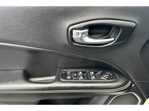 Used 2021 Jeep Compass Latitude image 11