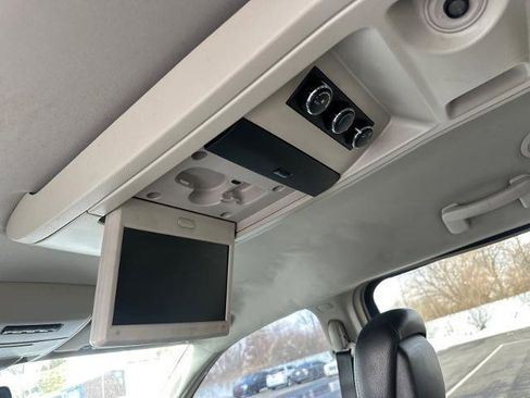 Used 2014 Chrysler Town & Country Touring image 13