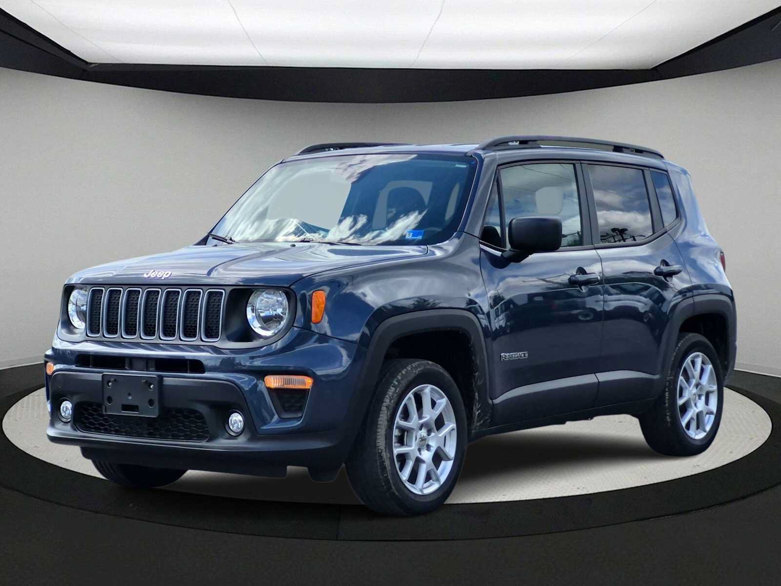 Used 2023 Jeep Renegade Latitude w/ Premium Group AWD/4WD image 4