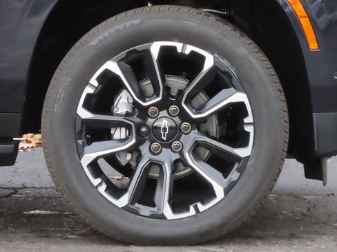 New 2026 Chevrolet Suburban Premier image 18