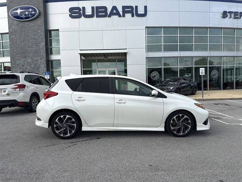 Used 2018 Toyota Corolla iM image 9