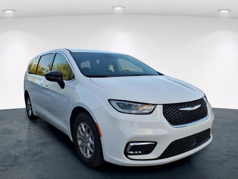 Used 2024 Chrysler Pacifica Touring-L FWD image 11