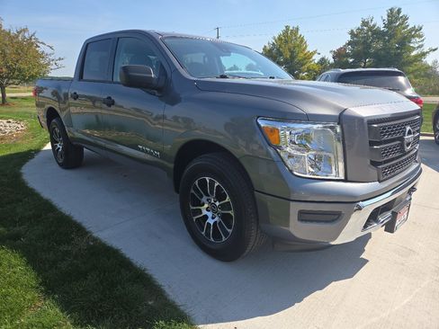 Used 2024 Nissan Titan SV image 3