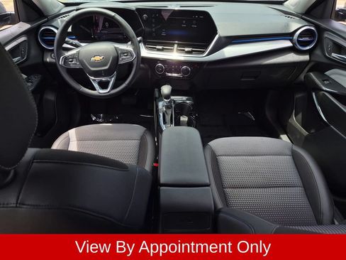 Used 2025 Chevrolet Trax LT w/ LT Convenience Package FWD image 23