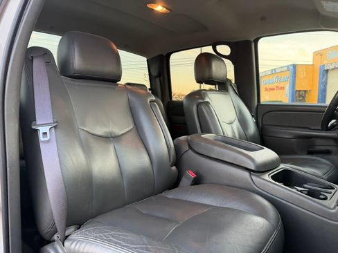 Used 2005 GMC Sierra 2500 SLT w/ Heavy-Duty Power Package image 16