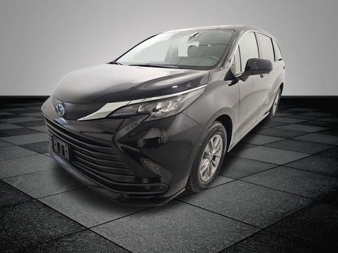 Used 2024 Toyota Sienna LE image 3