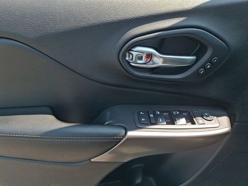 Used 2019 Jeep Cherokee Limited w/ Luxury Group AWD/4WD image 12