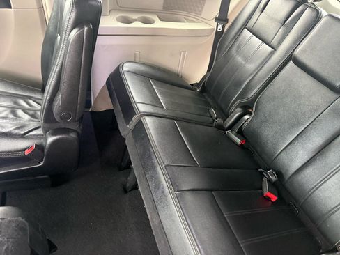 Used 2015 Chrysler Town & Country Touring image 44