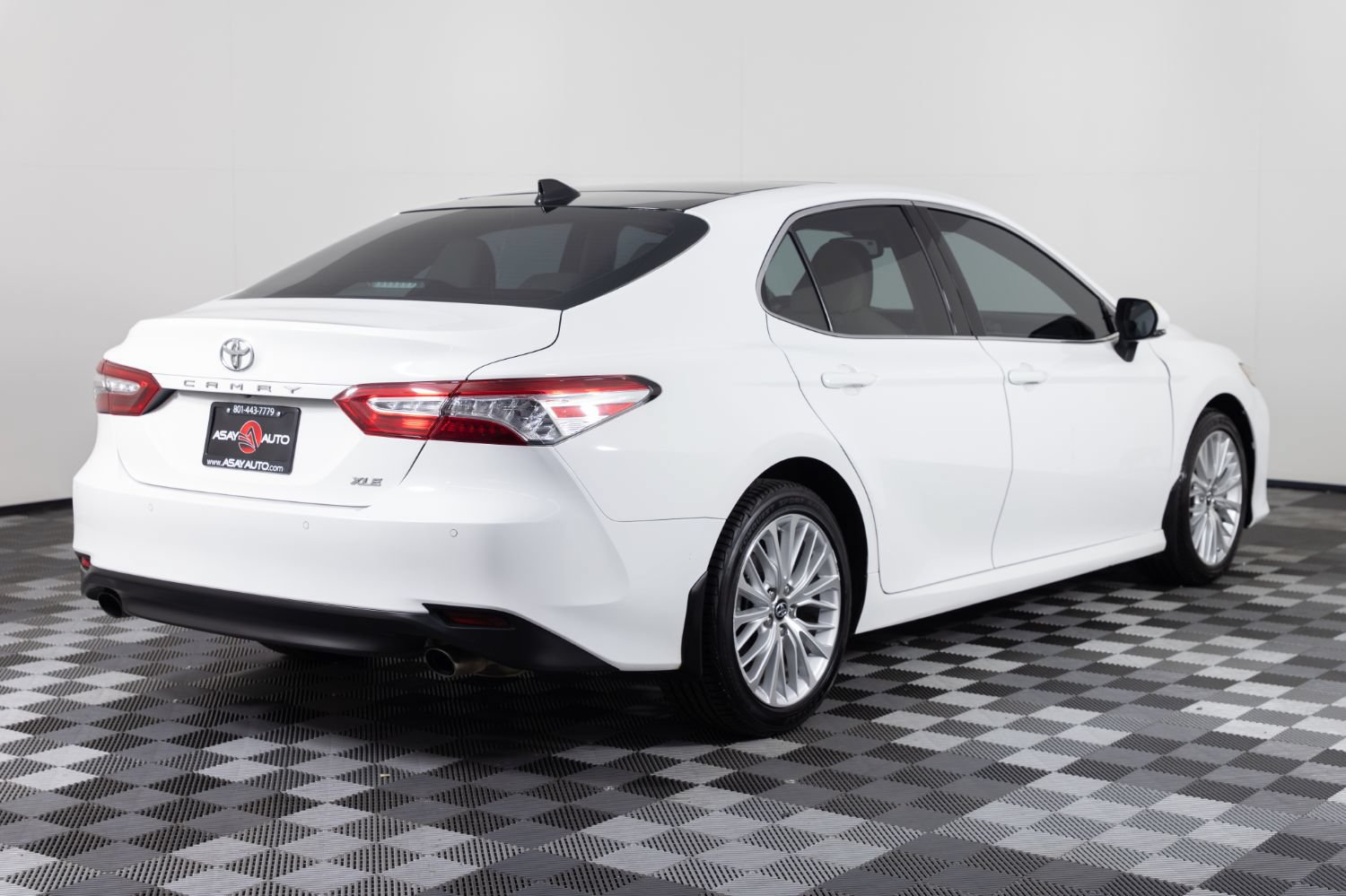 Used 2018 Toyota Camry XLE FWD image 7