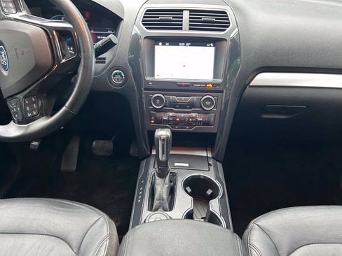 Used 2017 Ford Explorer XLT w/ Equipment Group 202A AWD/4WD image 20