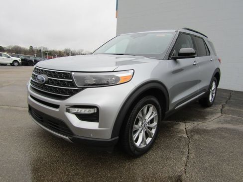 Used 2024 Ford Explorer XLT w/ Equipment Group 202A AWD/4WD image 43