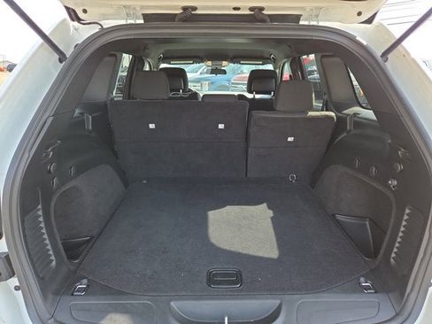 Used 2020 Jeep Grand Cherokee Laredo image 12