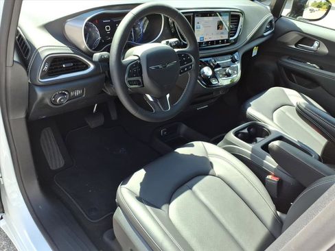 New 2026 Chrysler Pacifica Select image 3