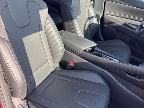 Certified 2023 Hyundai Elantra Limited w/ Preferred Accessory Package image 8