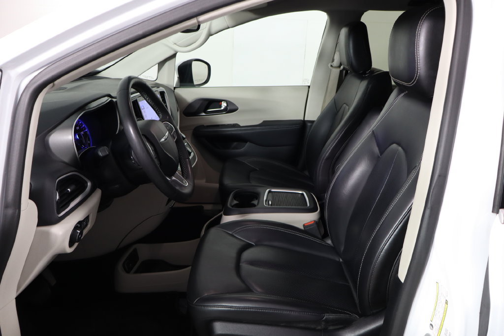 Used 2023 Chrysler Pacifica Touring-L FWD image 14