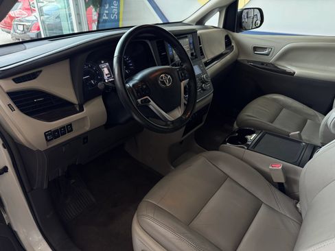 Used 2016 Toyota Sienna XLE w/ XLE Navigation Package FWD image 22