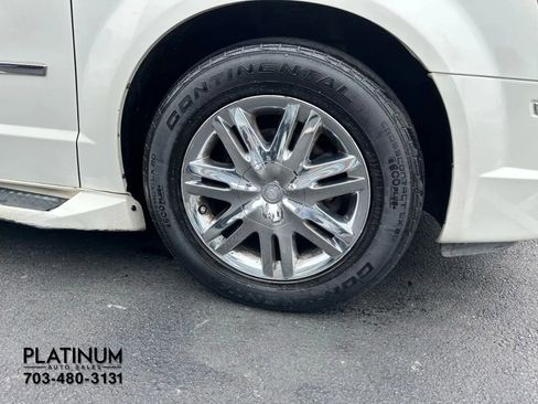 Used 2008 Chrysler Town & Country Limited w/ Entertainment Group #3 image 19