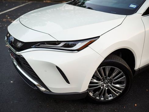 Used 2022 Toyota Venza XLE image 2