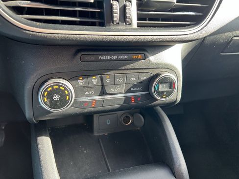 Used 2020 Ford Escape SE image 15