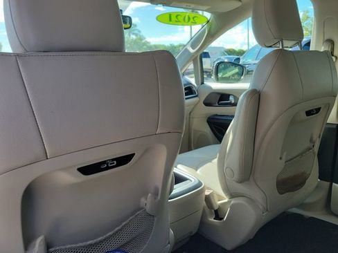 Used 2021 Chrysler Pacifica Touring-L FWD image 12