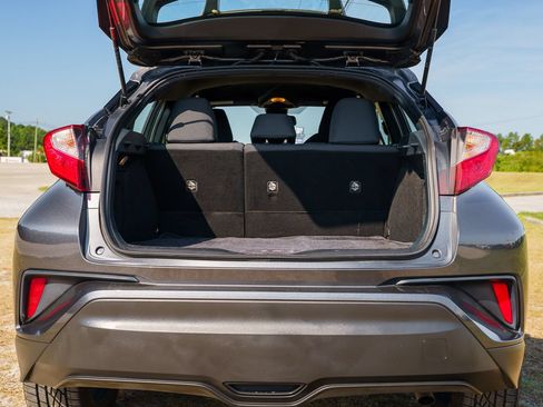 Used 2018 Toyota C-HR XLE FWD image 17