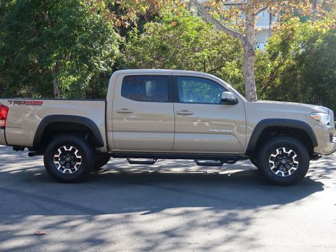 Used 2016 Toyota Tacoma TRD Off-Road w/ Premium & Technology Package AWD/4WD image 6