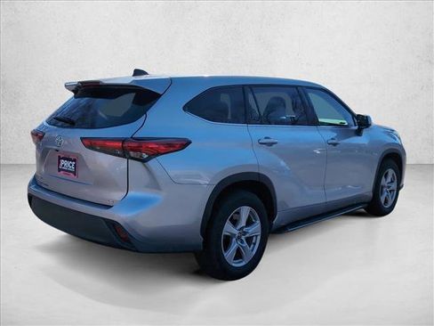Used 2022 Toyota Highlander LE image 5