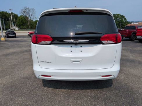 Used 2022 Chrysler Voyager LX FWD image 9