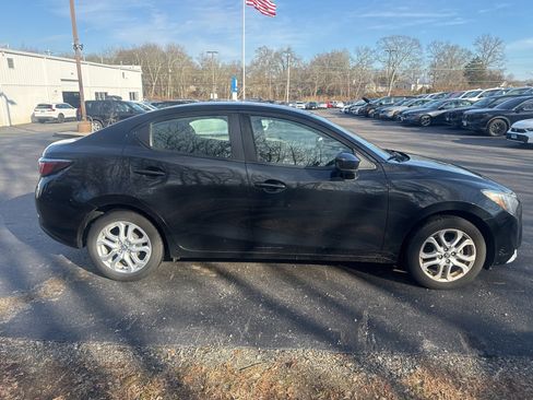 Used 2017 Toyota Yaris iA image 6