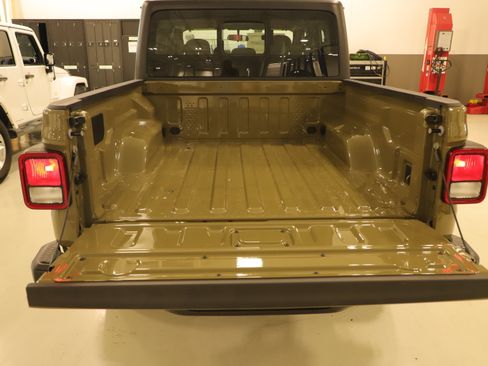 New 2025 Jeep Gladiator Sport image 2