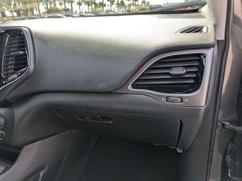 Used 2019 Jeep Cherokee Limited FWD image 30