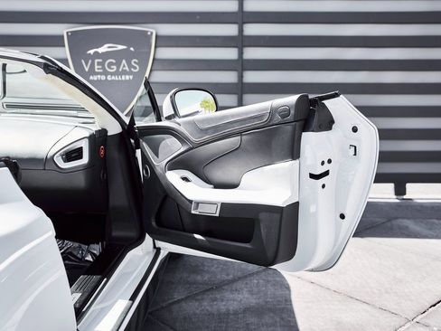 Used 2017 Aston Martin Vanquish S image 33