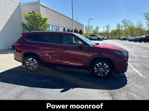 Used 2021 Toyota Highlander XLE AWD/4WD image 2