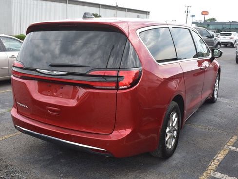 Used 2025 Chrysler Pacifica Select FWD image 5