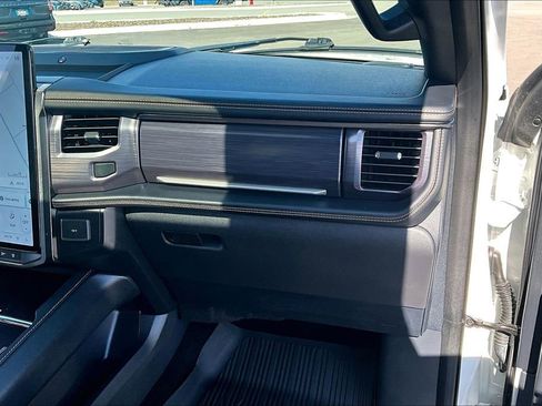 Used 2022 Ford Expedition Platinum image 17