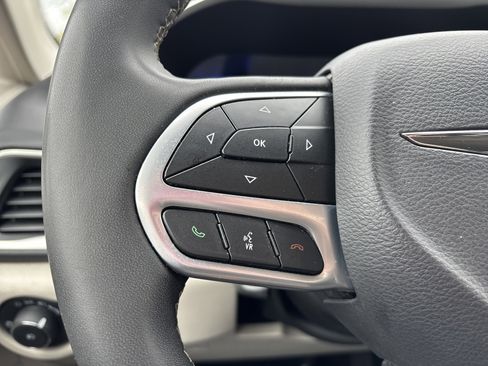 Used 2023 Chrysler Pacifica Touring-L FWD image 26