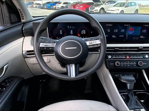 Certified 2025 Hyundai Tucson SE image 6