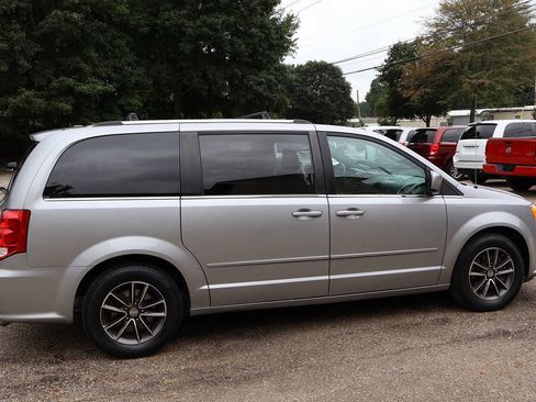 Used 2017 Dodge Grand Caravan SXT FWD image 10