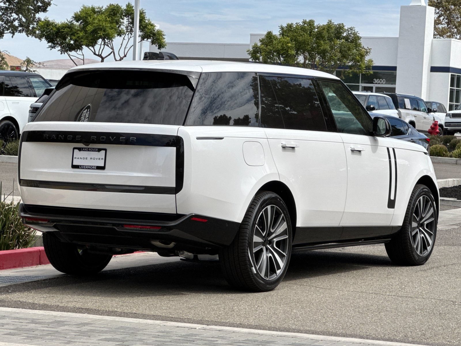 New 2026 Land Rover Range Rover Long Wheelbase SE AWD/4WD image 6